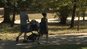 Проектобюджетът на ДОО: По-високи майчински и пенсии на фона на спор за осигурителната тежест