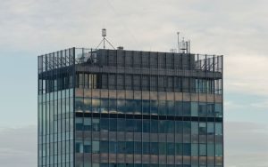 Голям пожар обхвана небостъргача "Вйесник" в Загреб: Пожарникари са изтеглени заради риск от обрушване