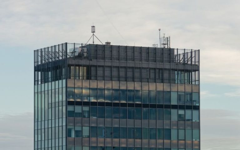 Голям пожар обхвана небостъргача "Вйесник" в Загреб: Пожарникари са изтеглени заради риск от обрушване Голям пожар обхвана небостъргача "Вйесник" в Загреб: Пожарникари са изтеглени заради риск от обрушване
