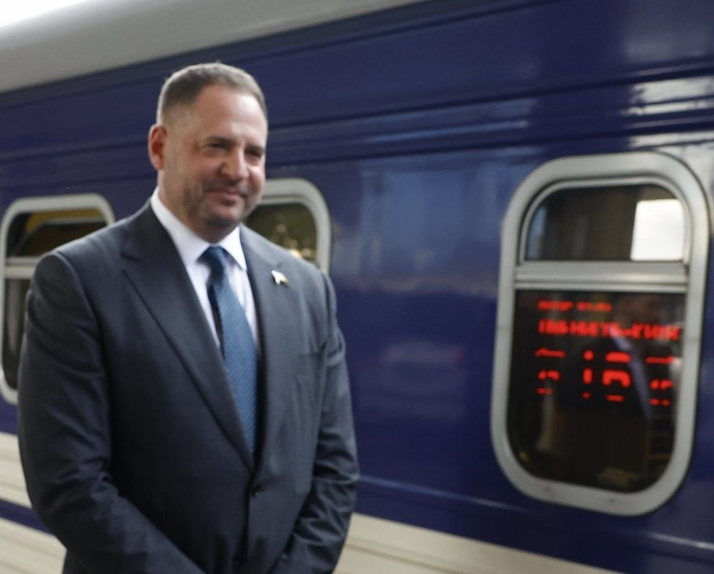 Обискираха офиса на Андрий Йермак: Разследване за корупция разтърсва кабинета на Зеленски