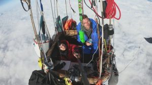 Невъзможното пътешествие: Германци прелетяха с балон 6 страни за 50 часа и кацнаха до Шумен