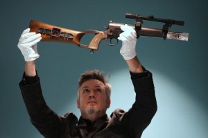 Костюми и реквизит от култови филми отиват на търг в Лондон