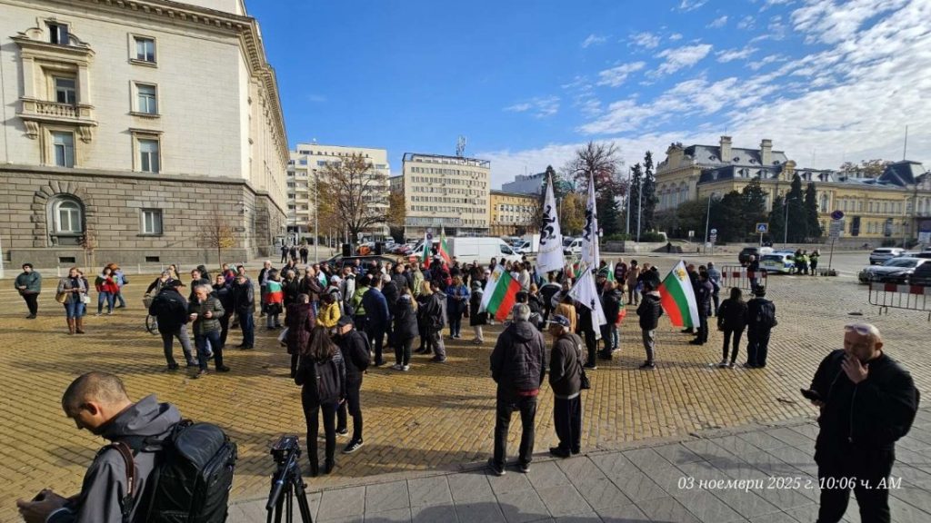 Сблъсък за еврото: „Възраждане“ протестира пред БНБ и внесе писмо до Лагард