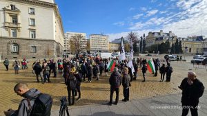 Сблъсък за еврото: „Възраждане“ протестира пред БНБ и внесе писмо до Лагард