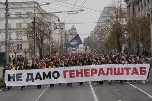 „Жива стена“ в Белград: Протест срещу разрушаването на Генералния щаб заради луксозен проект на Джаред Къшнър