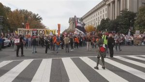 Мащабни протести във Вашингтон: Искат незабавно отстраняване на президента Тръмп