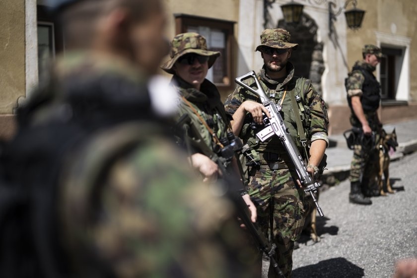 Швейцария гласува за задължителна военна служба за жените на референдум днес