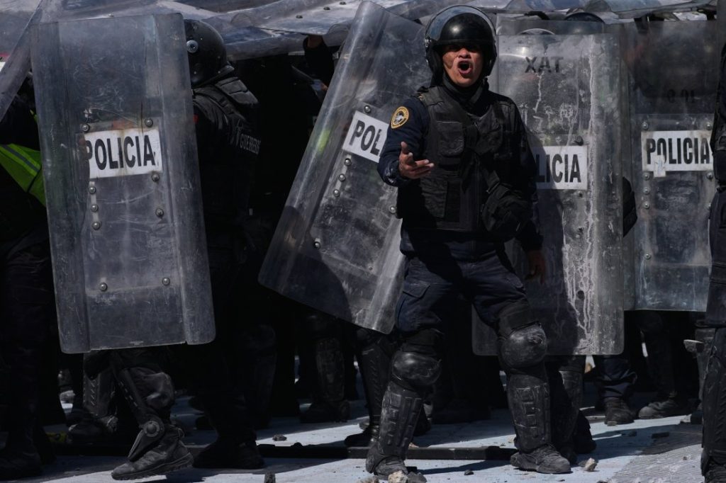 Масови безредици в Мексико Сити: Протестиращи щурмуваха Националния дворец след показно убийство на кмет