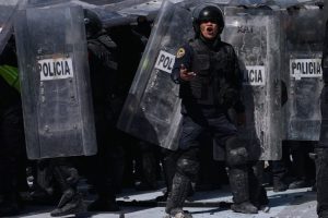 Масови безредици в Мексико Сити: Протестиращи щурмуваха Националния дворец след показно убийство на кмет