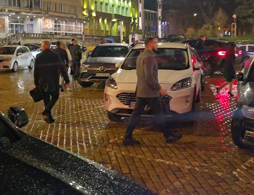 Депутати от Народното събрание напуснаха сградата след полунощ, блокирани от протест срещу Бюджет 2026