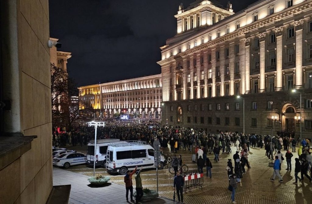 Служителки на МЗ подложени на агресия пред НС, полицаи също пострадаха