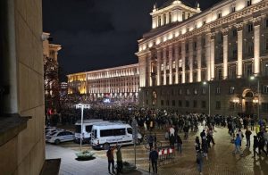 Служителки на МЗ подложени на агресия пред НС, полицаи също пострадаха