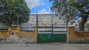 Спор разтърсва образователната система: Училищните дворове – крепости или обществени пространства?