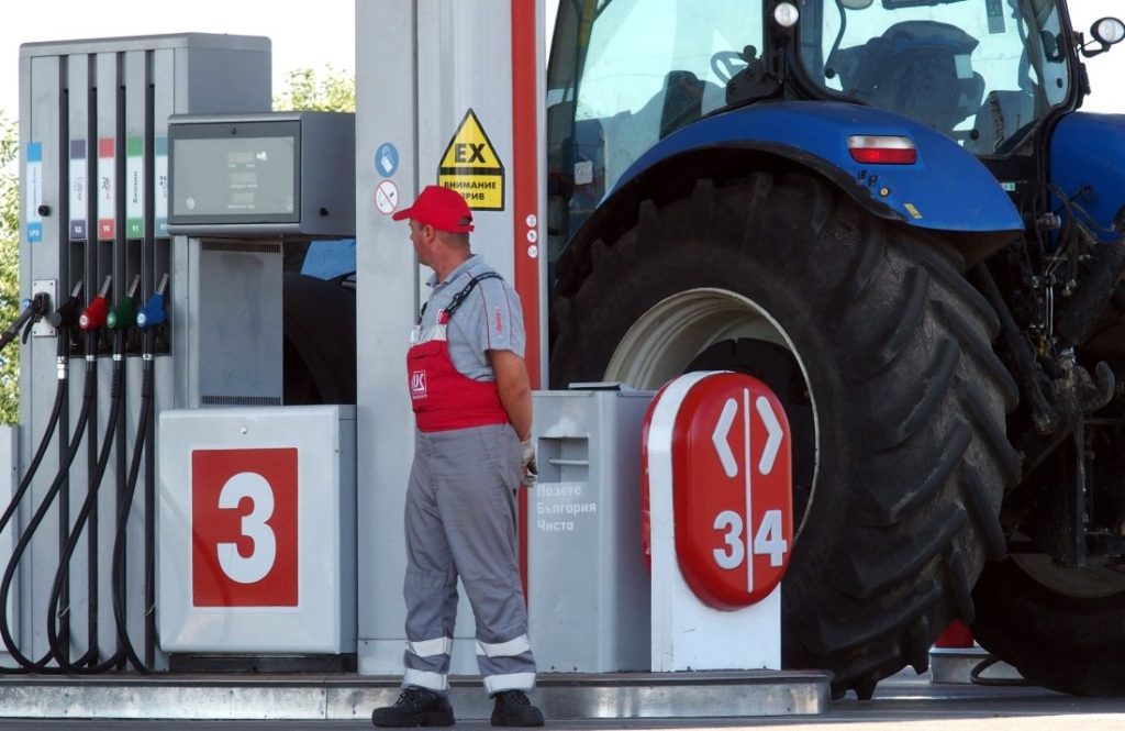 „Лукойл България“: Търговската мрежа работи в нормален режим на фона на законодателни спорове и ветото на президента Радев