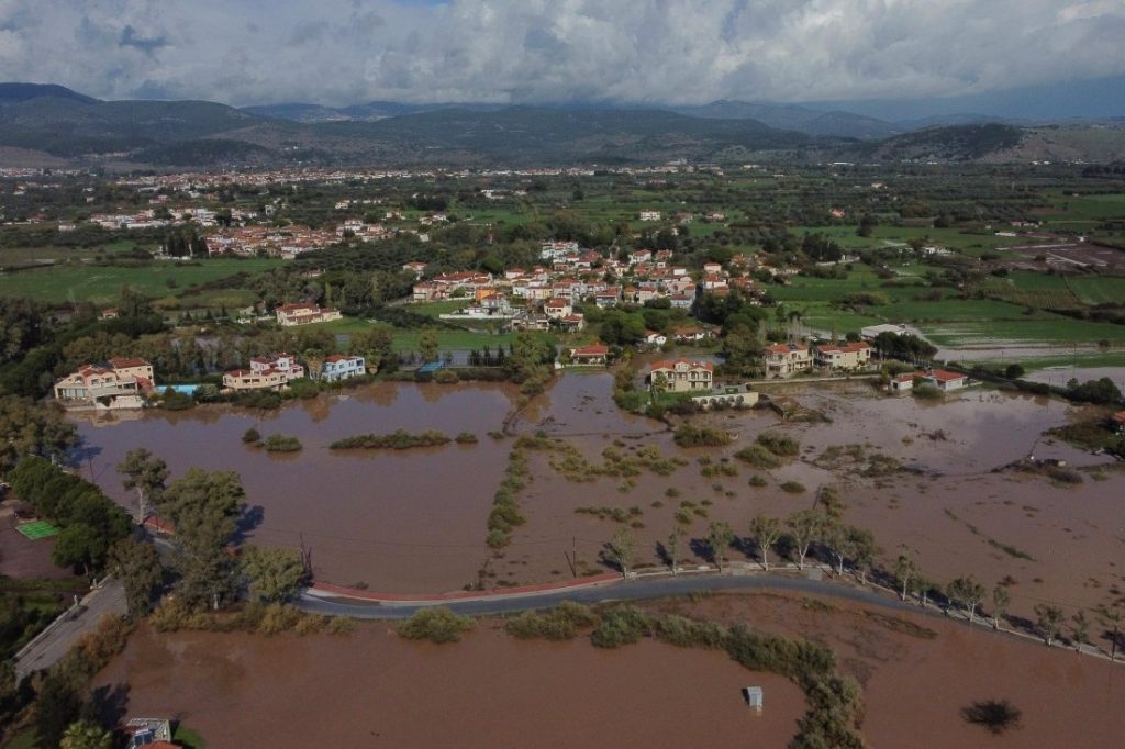 Гърция под червен код: Циклонът „Адел“ носи проливни валежи и екстремни бури