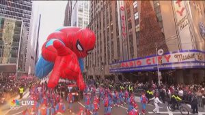 Ню Йорк отбеляза Деня на благодарността с пищен парад на „Мейсис“ за 99-и път