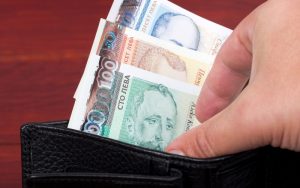 Песимизъм за доходите: 43% очакват стагнация, 82% се тревожат за цените при еврото