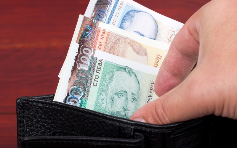 Песимизъм за доходите: 43% очакват стагнация, 82% се тревожат за цените при еврото