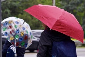 Дъждовете продължават: Новата седмица носи значителни валежи, мъгли и риск от локални наводнения