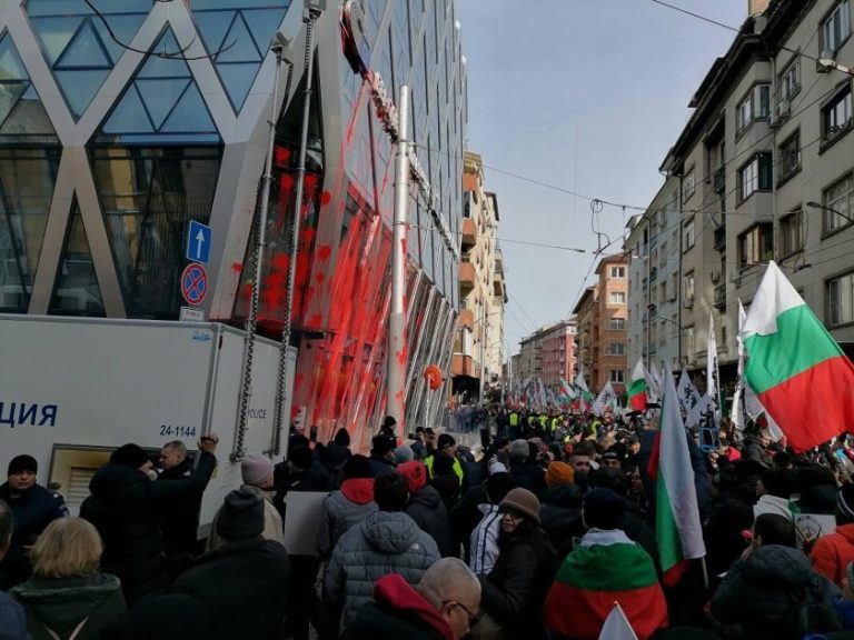 Съдът върна на прокуратурата делото срещу привърженици на „Възраждане“ за погрома над сградата на ЕК Съдът върна на прокуратурата делото срещу привърженици на „Възраждане“ за погрома над сградата на ЕК