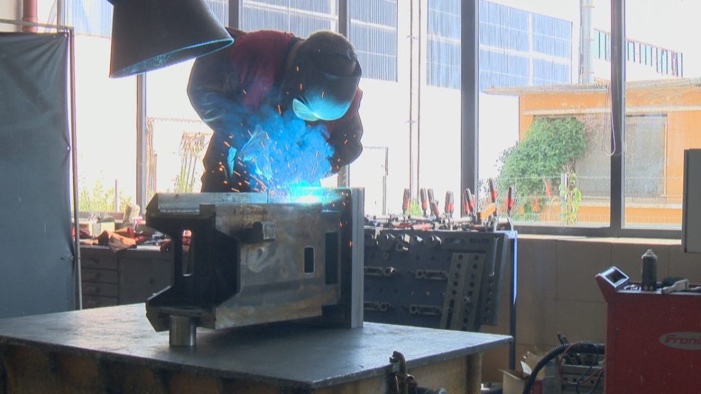 Криза за кадри: Само 28 младежи се обучават за стругари, бизнесът предлага роботизация като спасение