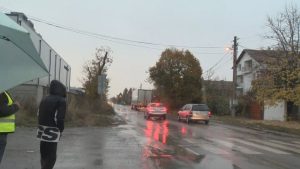 „Всичко се клати, ще ни паднат къщите“: Божурище настоява за спешен път срещу денонощния трафик на тирове