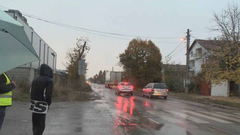 „Всичко се клати, ще ни паднат къщите“: Божурище настоява за спешен път срещу денонощния трафик на тирове