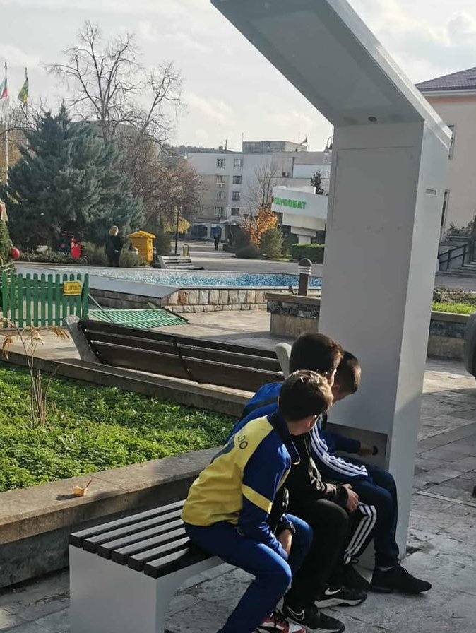 Първата соларна пейка в Карнобат: От иновация до демонтаж