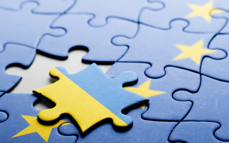 Въпреки войната: Украйна демонстрира „забележителна ангажираност“ към ЕС, но реформите срещу корупцията изостават