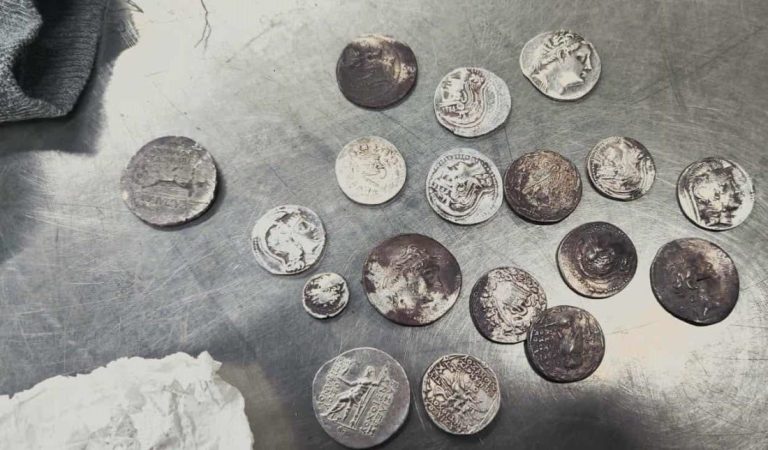 Митничари задържаха 71 старинни монети, скрити в чорап край Малко Търново Митничари задържаха 71 старинни монети, скрити в чорап край Малко Търново