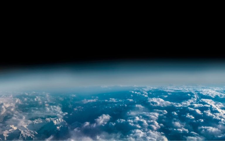 Сблъсък с космическа отломка забавя завръщането на тайконавтите от мисия „Шънчжоу-20“