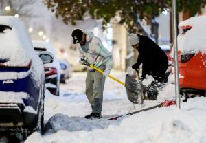 Зимна приказка в Торонто: Първият сняг донесе радост, но и отложи спортни събития