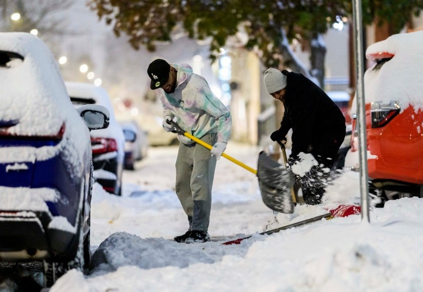 Зимна приказка в Торонто: Първият сняг донесе радост, но и отложи спортни събития