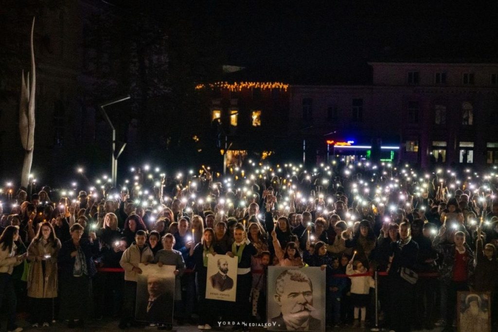 Враца озарена: Хиляди преподаватели и граждани се включиха във факелното шествие за Деня на народните будители
