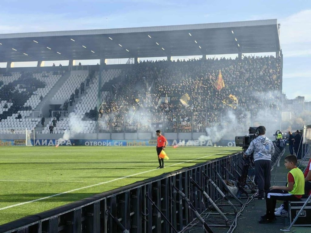 Дербито на Пловдив прекратено: Вратар на Ботев ударен с бутилка, клубът иска служебна победа Дербито на Пловдив прекратено: Вратар на Ботев ударен с бутилка, клубът иска служебна победа