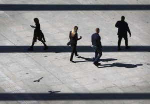 120 хиляди изпълнителни дела срещу младежи: Купуват техника и дрехи на кредит, не четат договорите