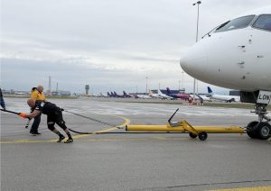 Немислимо постижение: Двама български стронгмени преместиха 40-тонен самолет