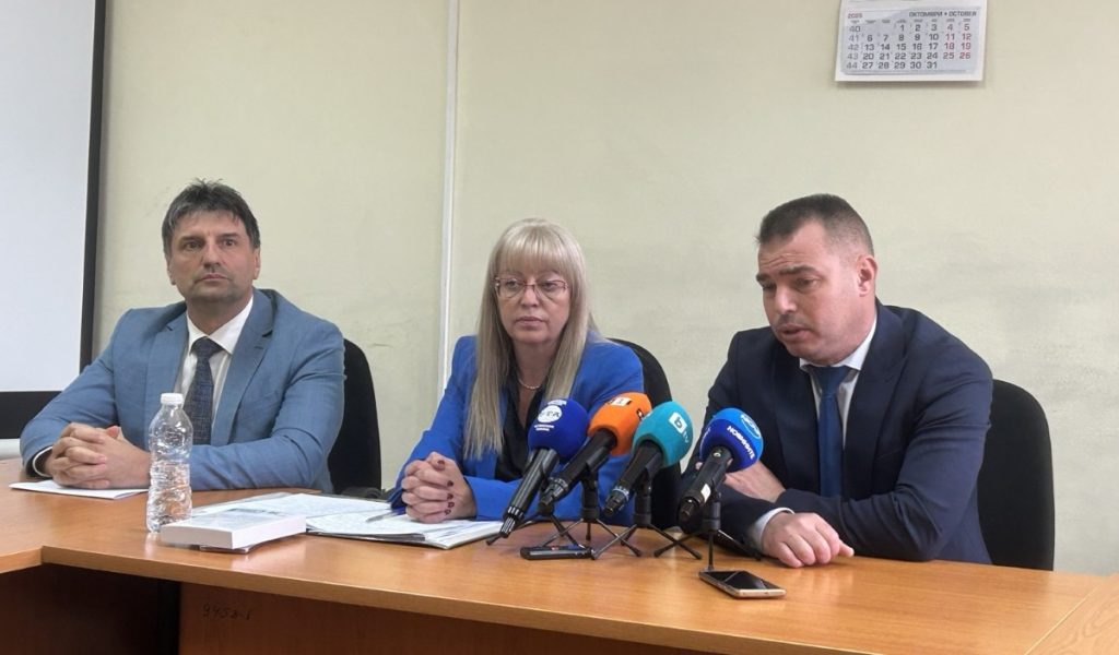 Петима от ОПГ за трафик на мигранти задържани в Софийска област, използвали фалшиви полицейски униформи