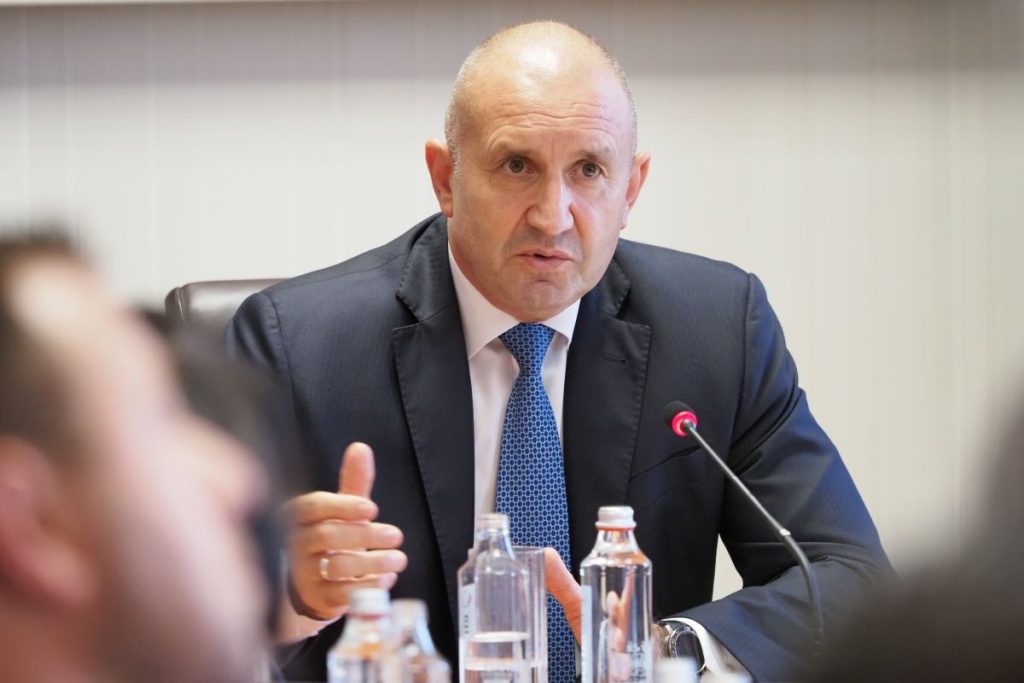 Радев: Рафинерията в Бургас се нуждае от надежден собственик, а държавният вариант води към „Булгартабак“