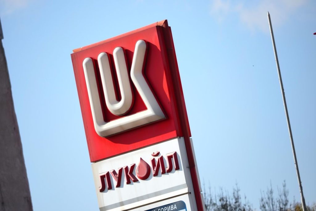 Недостиг или скок на цените? Експертни прогнози за горивата след санкциите срещу „Лукойл“