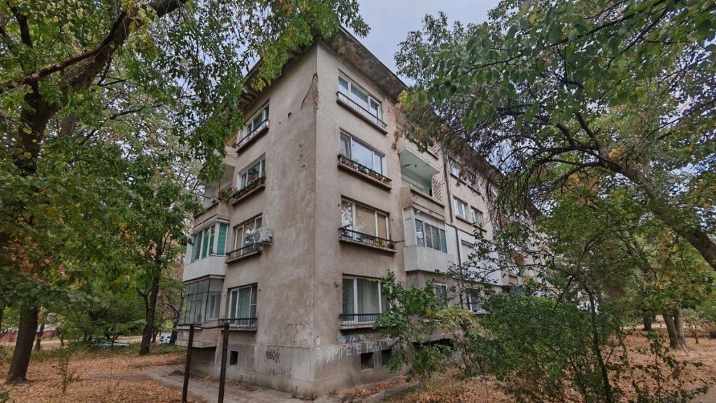 Патрули охраняват евакуирания блок в „Хаджи Димитър“, жителите настояват за протокол за имуществото