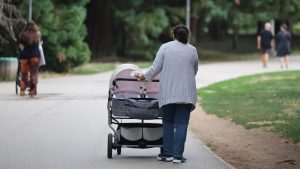 Майчинството скача до 900 лв. и 75% за работещите майки: Социалните плащания в Бюджет 2026