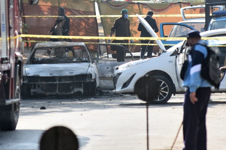 Самоубийствен атентат пред съд в Исламабад: 12 убити и 27 ранени Самоубийствен атентат пред съд в Исламабад: 12 убити и 27 ранени