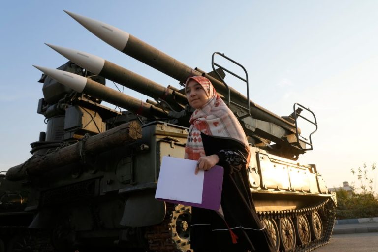 Иран демонстрира хиперзвукови ракети и дронове на изложение в Техеран на фона на ескалиращо напрежение Иран демонстрира хиперзвукови ракети и дронове на изложение в Техеран на фона на ескалиращо напрежение