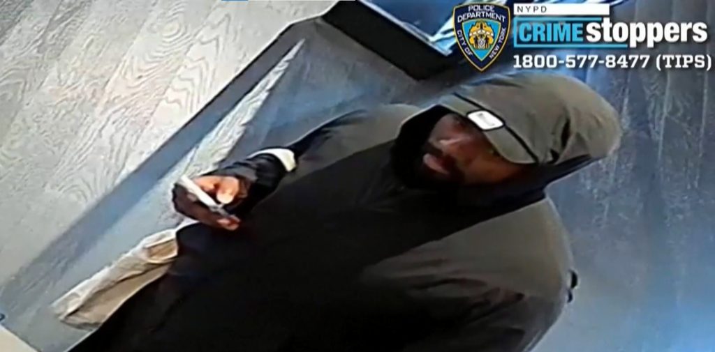 Дръзка кражба в Ню Йорк: Колекционерски карти за $9700, откраднати от магазина на Том Брейди