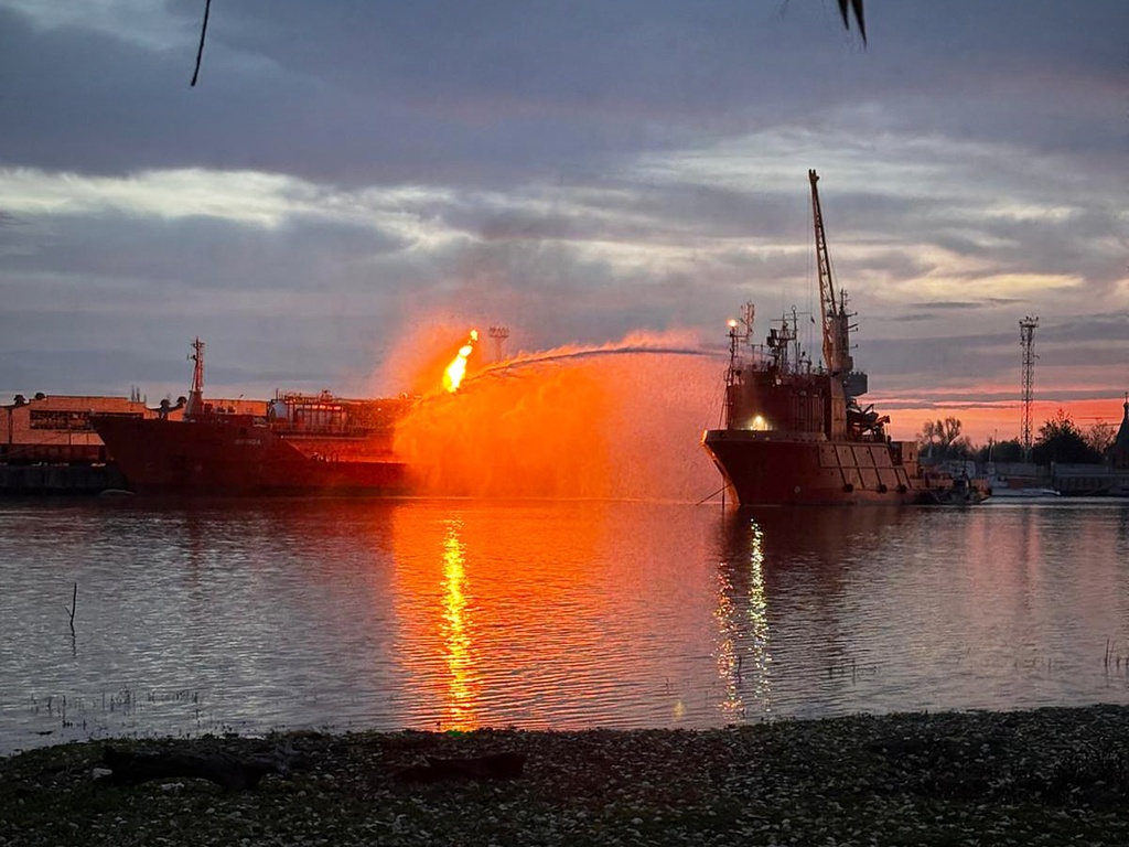 Отмениха евакуацията на Чаталкьой, рискът за Плауру край Дунав остава висок след удара по турски танкер