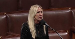 Критик на Тръмп, Марджъри Тейлър Грийн, напуска Конгреса след скандал