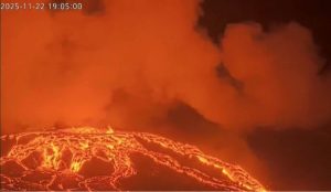 Килауеа отново изригна: Лава до 450 метра и феномен „волнадо“