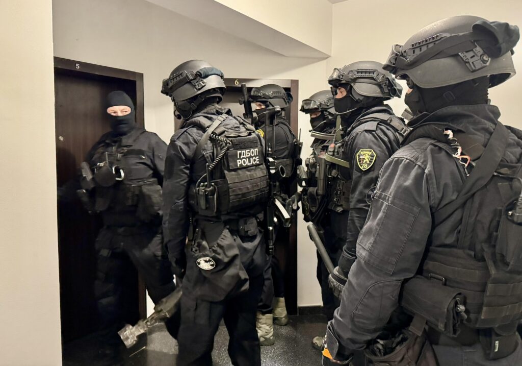 Разбита е мащабна мрежа за трафик на мигранти в София: Задържани са 8 души, открити са 25 мигранти, сред които жени и деца