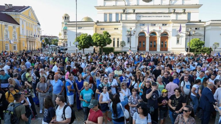 Мащабен протест срещу Бюджет 2026: ПП-ДБ, „Възраждане“ и бизнесът се обединяват Мащабен протест срещу Бюджет 2026: ПП-ДБ, „Възраждане“ и бизнесът се обединяват